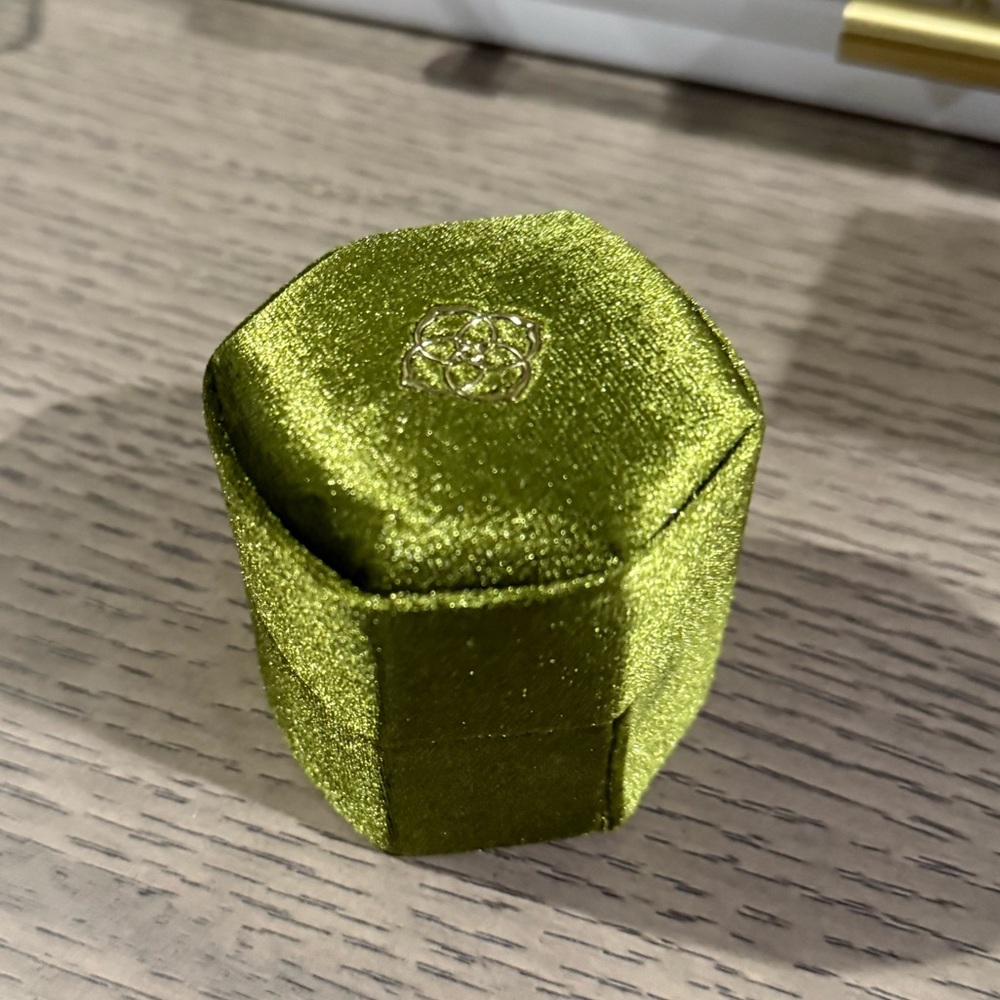 Kendra Scott Velvet Peridot Davis Small Case Ring Box